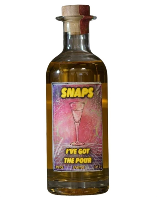 Flaske Fadlagret Snaps fra Sall Whisky med farverig retroetiket og snapsglas
