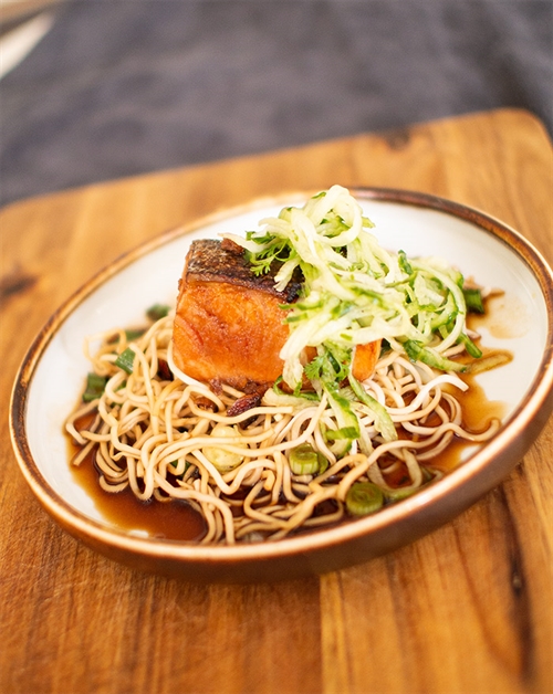 Soyabagt laks med gin infuseret agurk Mad med promiller af Jan Ohrt Tanqueray Gin