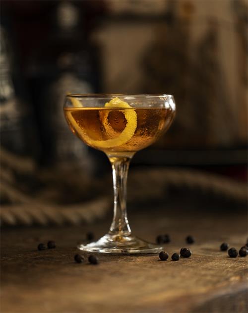 TOLDBODEN MARTINEZ Cocktail med Boatyard Gin